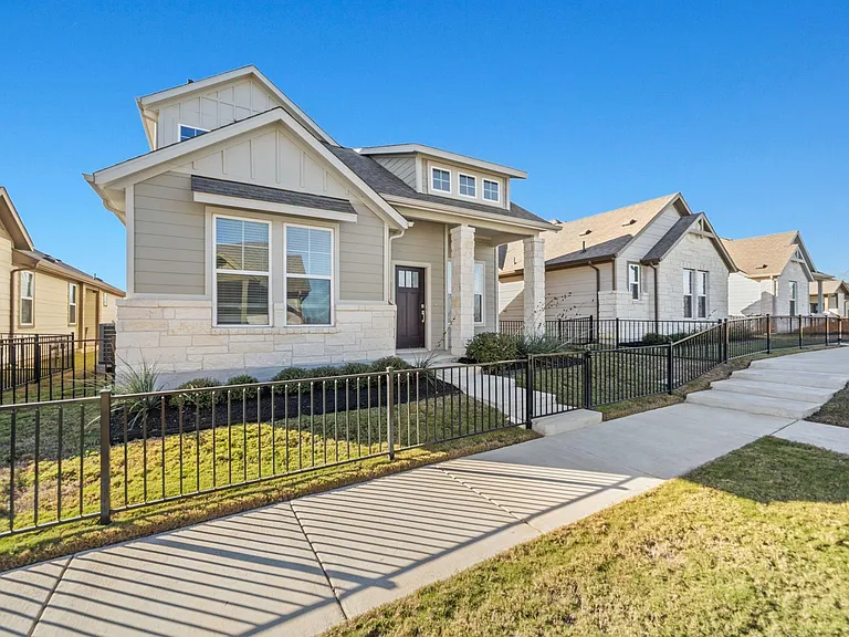 217 Pinnacle Ln — Photo 2