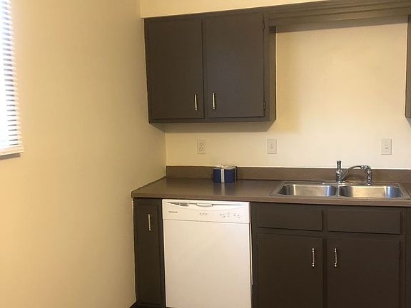 3rd image of 320 Maplewood Dr APT 1