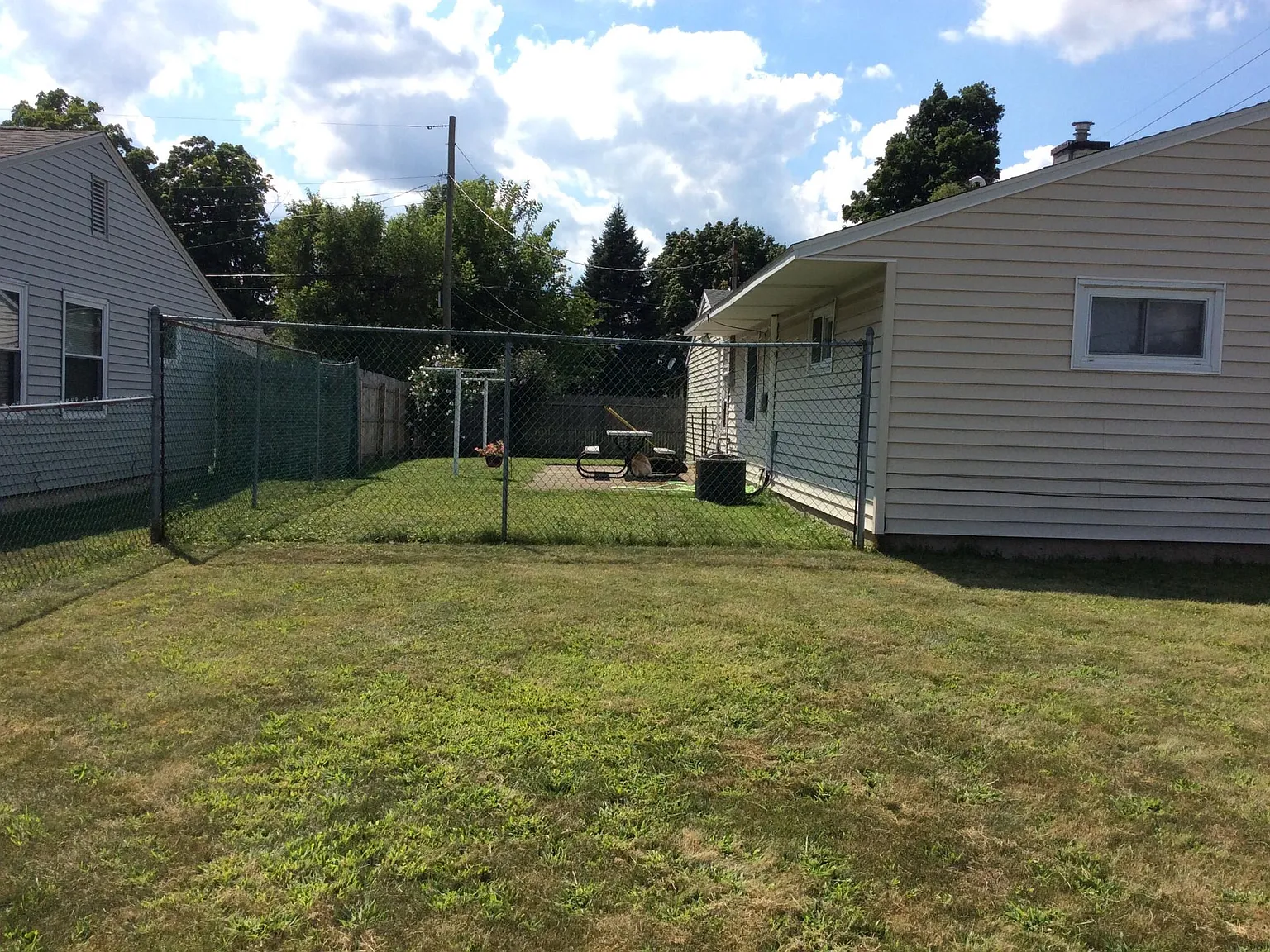 3 bed, 896 sqft, $1,700 — Photo 3