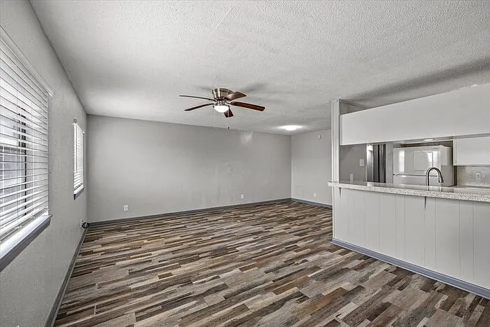 2 bed, 1.0 bath, 915 sqft, $1,425 — Photo 1