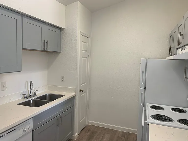 Emerald Cove Apartments — Photo 150