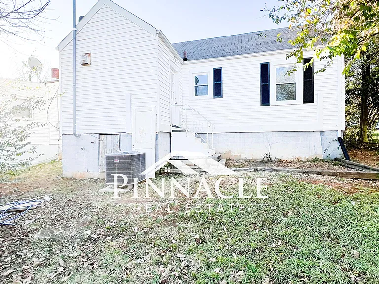 702 Mansfield Ave — Photo 2