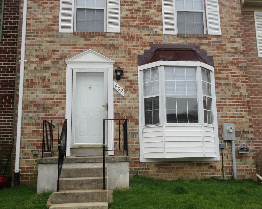 Front of 909 Pentwood Ct.