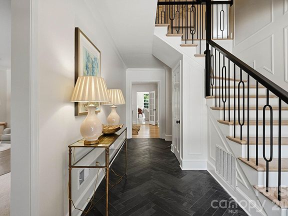 4th image of 400 Fesbrook Ct