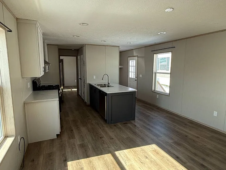 135 E Arlington Dr — Photo 2