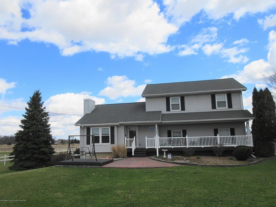 Hollister front of home (2)