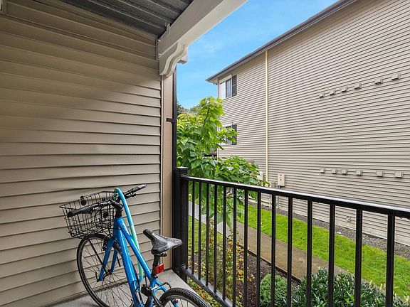 2nd image of 221 9th St APT 204C