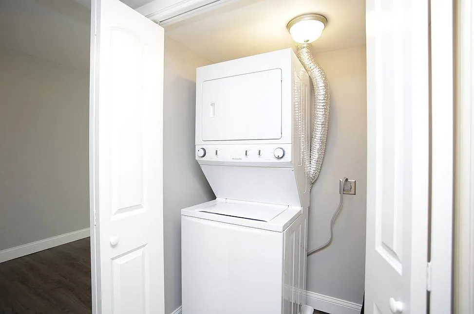 Laundry in unit - 100 W 38th St #9