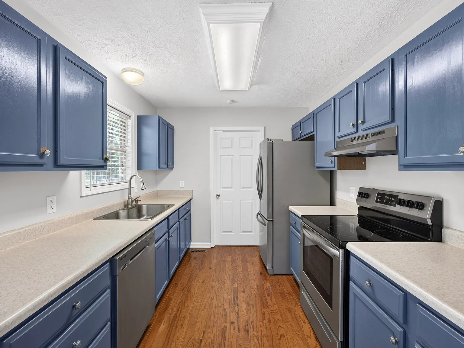 3 bed, 2071 sqft, $1,975 — Photo 2