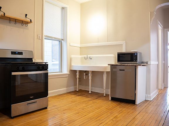 4th image of 1013 N Winchester Ave APT 2