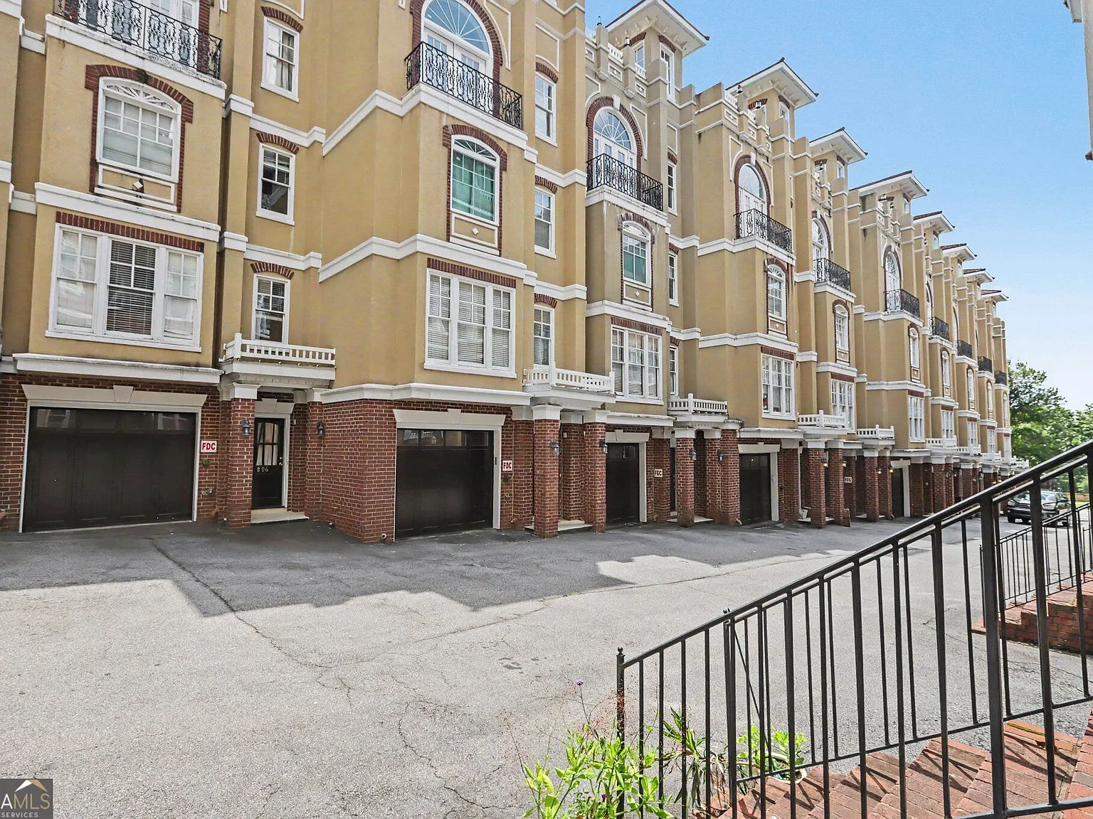 3 bed, 2.5 bath, 2320 sqft, $5,000 — Photo 2
