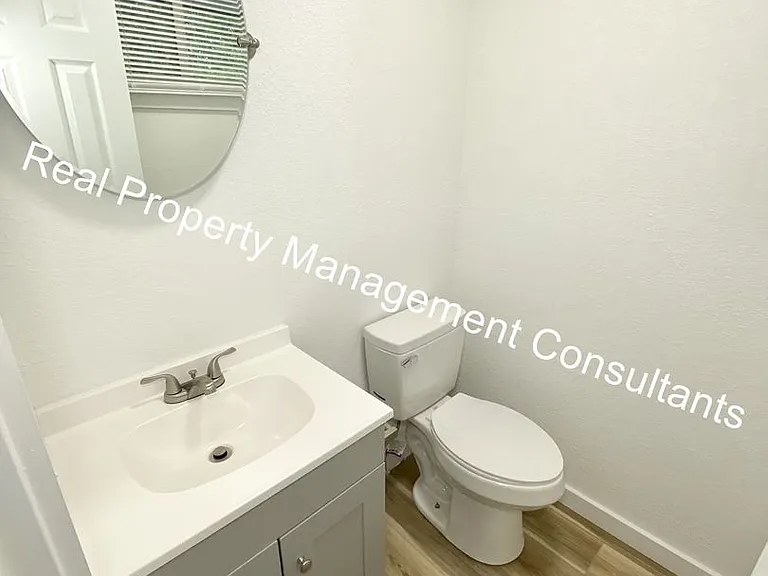 904 Twin Oaks Ter — Photo 23