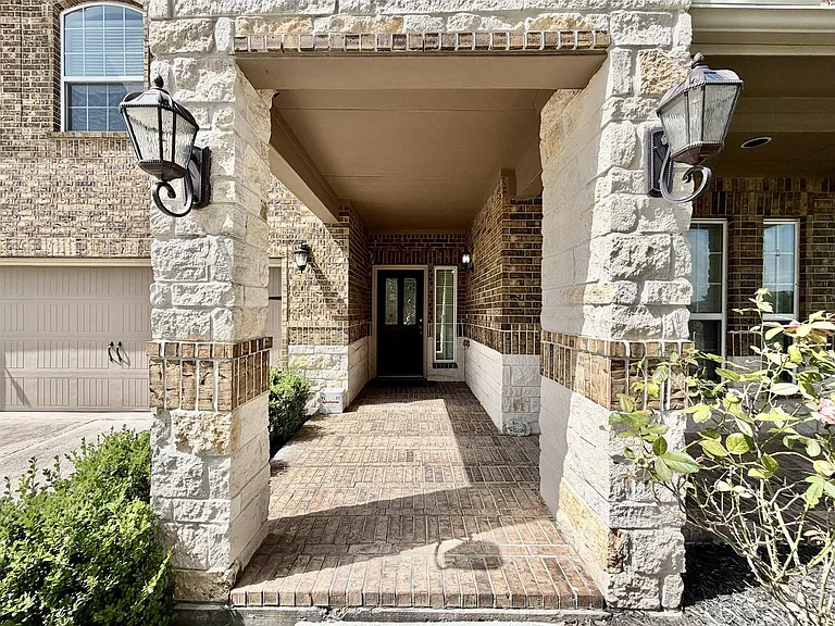 8002 Mesquite Hill Ln — Photo 3
