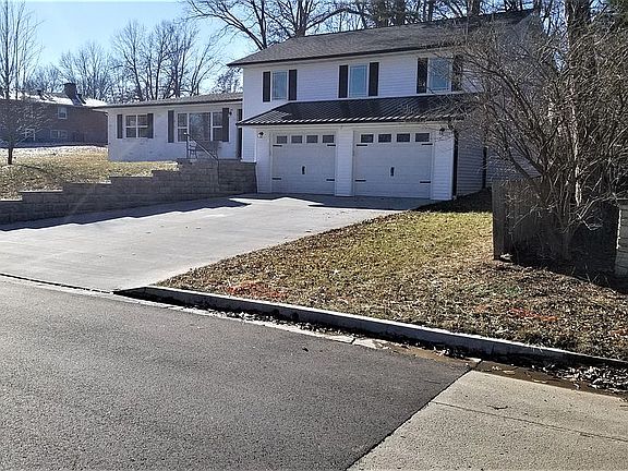 3rd image of 807 Evergreen Dr