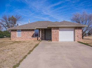 817 E Main St, Geronimo, OK 73543