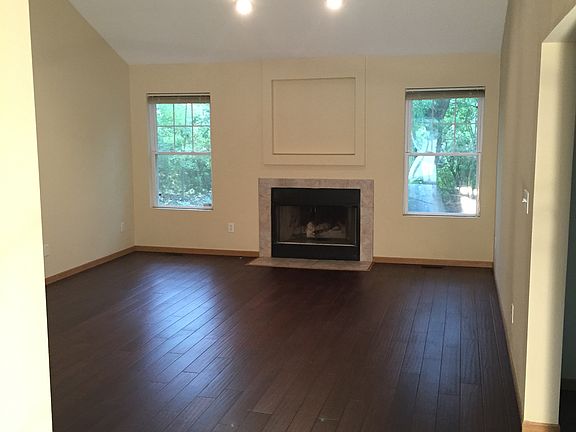 3rd image of 926 Crestville Ct