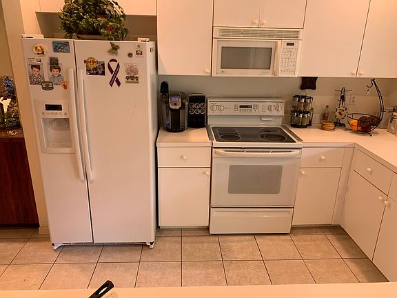 Kitchen with eating area