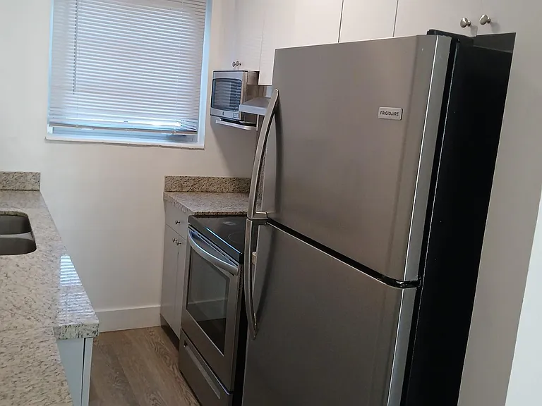 960 SW 2nd St #1 — Photo 8