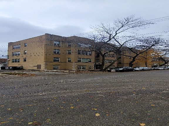 3rd image of 3549 W Belle Plaine Ave