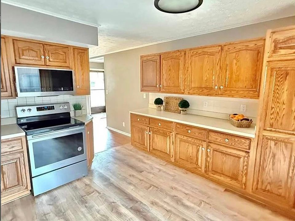 Kitchen ... looking to the living room