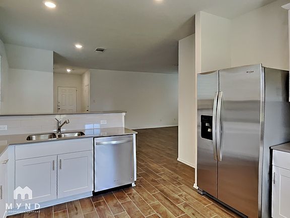 3rd image of 332 Redonda Dr
