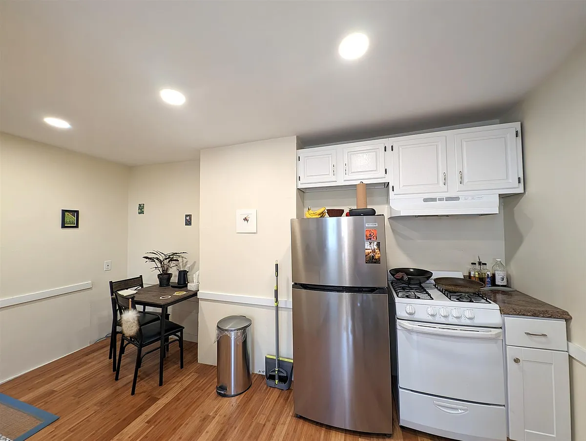 Building Photo - 19 Cameron Ave #5