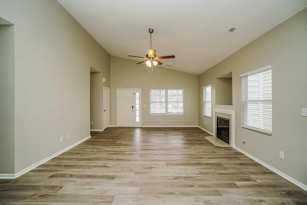3 bed, 2.0 bath, 1560 sqft, $2,495 — Photo 4
