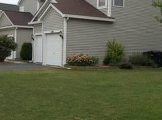 530 S Annandale Dr, Lake In The Hills, IL 60156