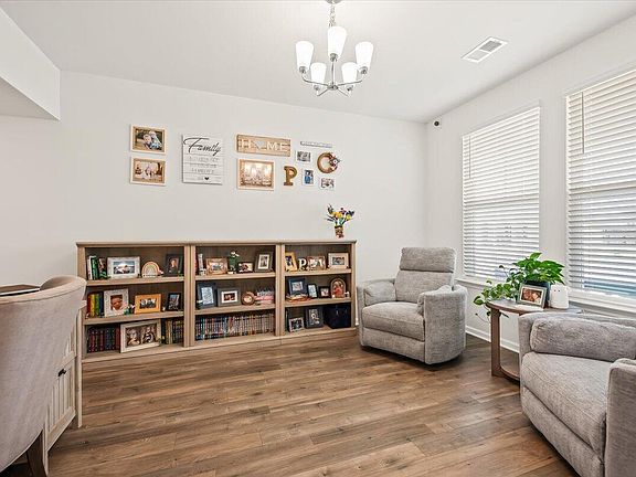 5th image of 204 Garden Lily Ln