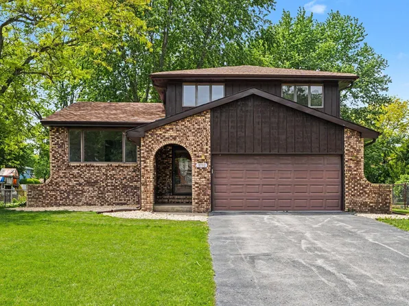9792 W Oakridge Dr, Saint John, IN 46373