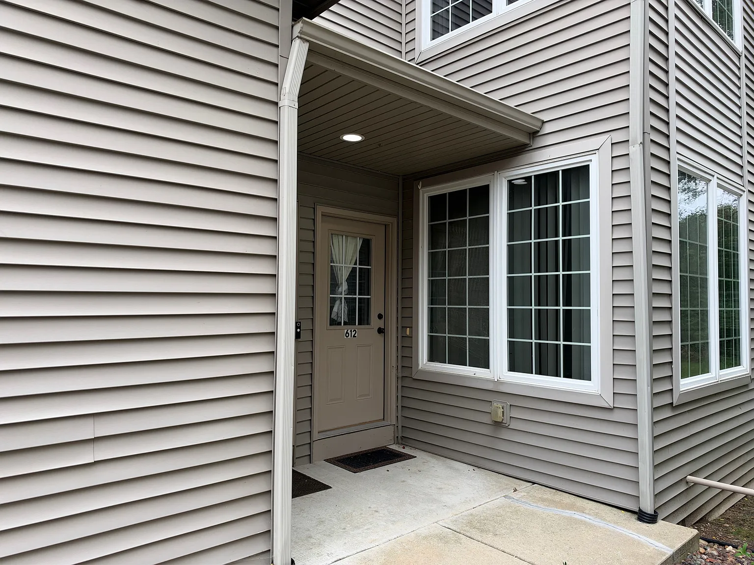 612 Queens Ct — Photo 4