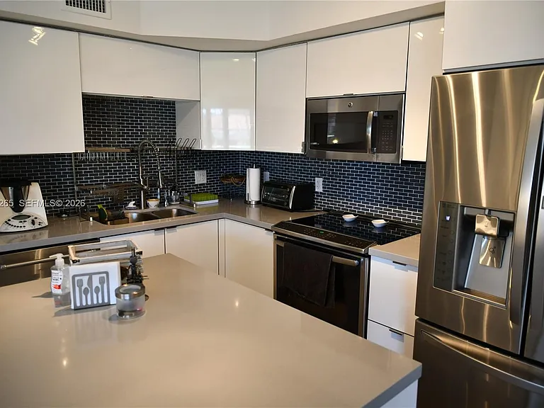 1000 E Island Blvd #303 — Photo 4