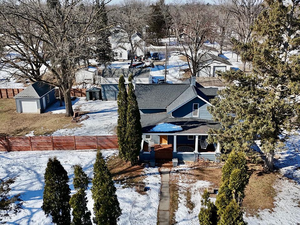 1st image of 702 4th St SW