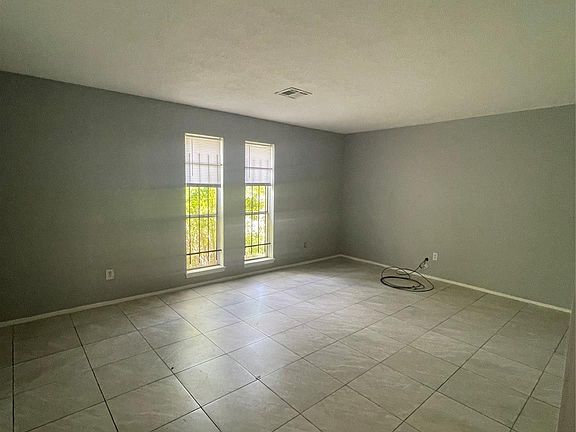3rd image of 4938 Drakestone Blvd