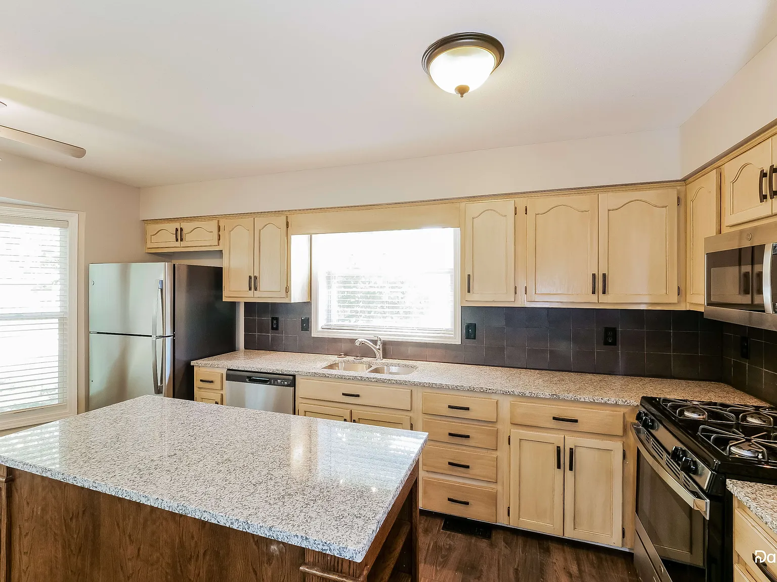 4 bed, 2.5 bath, 1747 sqft, $2,205 — Photo 4