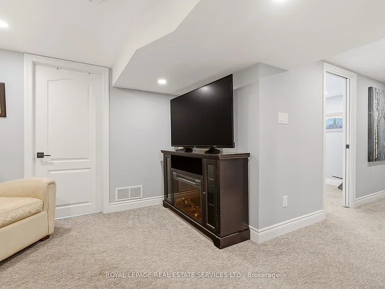 145 Suffolk Ave — Photo 31