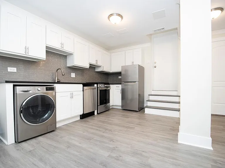 646-48 W Roscoe St #648.5 — Photo 3