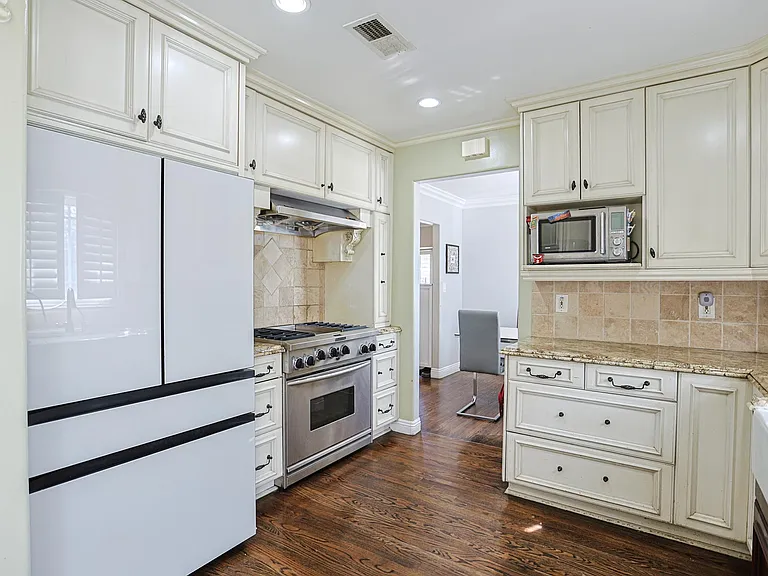 313 E 11th St #6267274877 — Photo 16