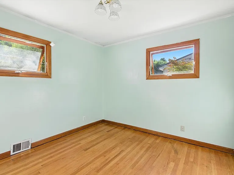 18 Maplewood Dr — Photo 3