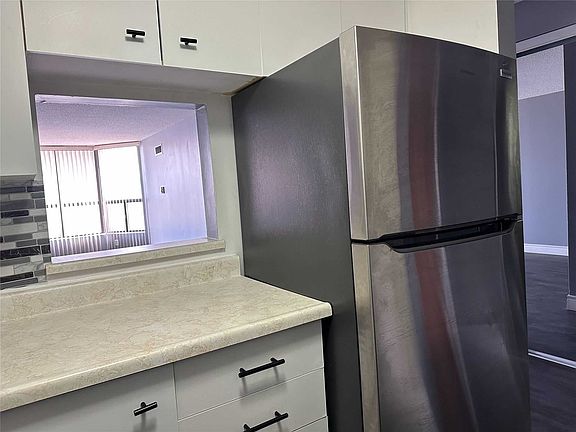 5th image of 25 Agnes St #403