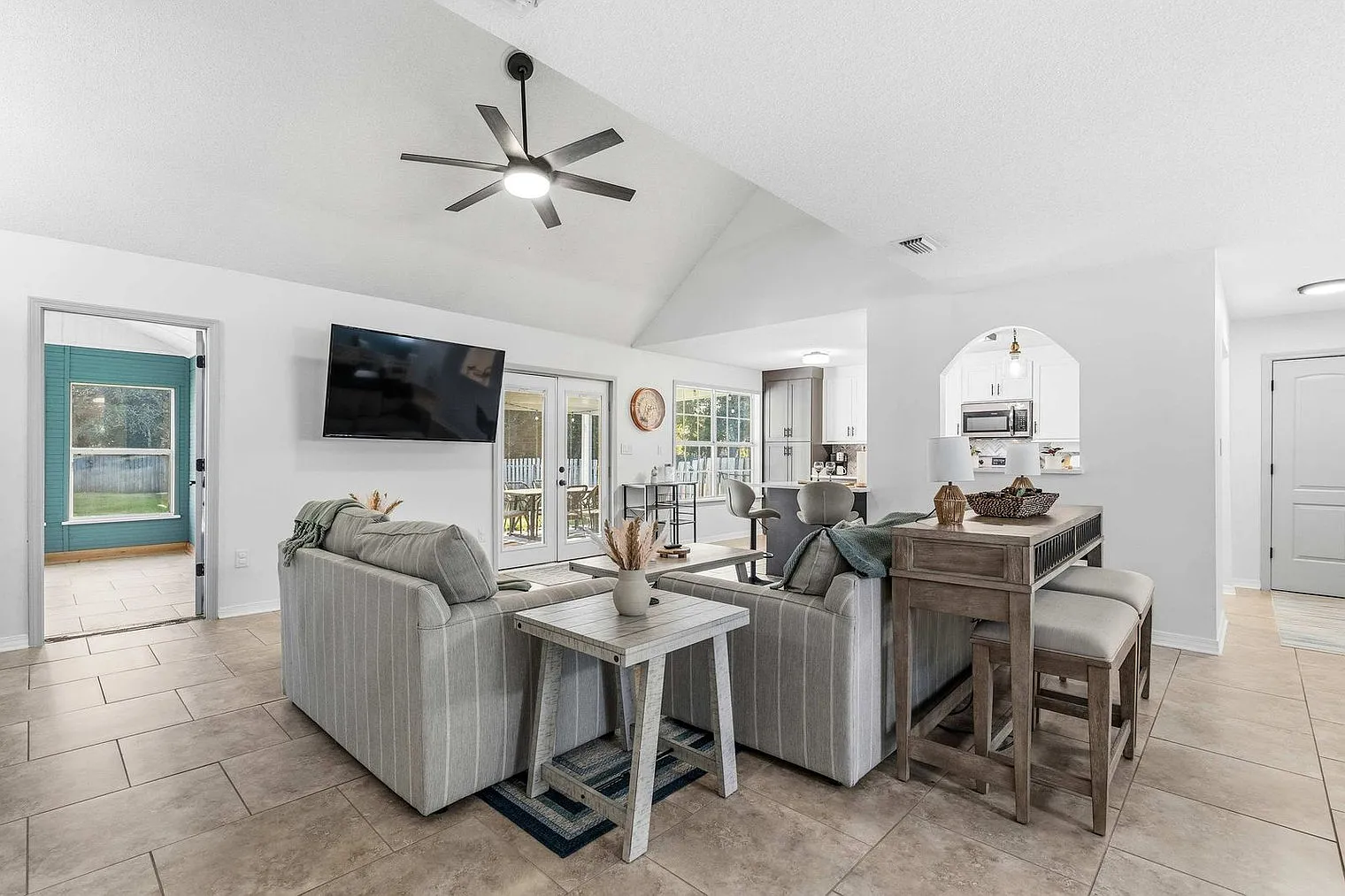 5 bed, 2.0 bath, 2529 sqft, $6,873 — Photo 3