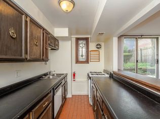 1015 W Wolfram St, Chicago, IL 60657