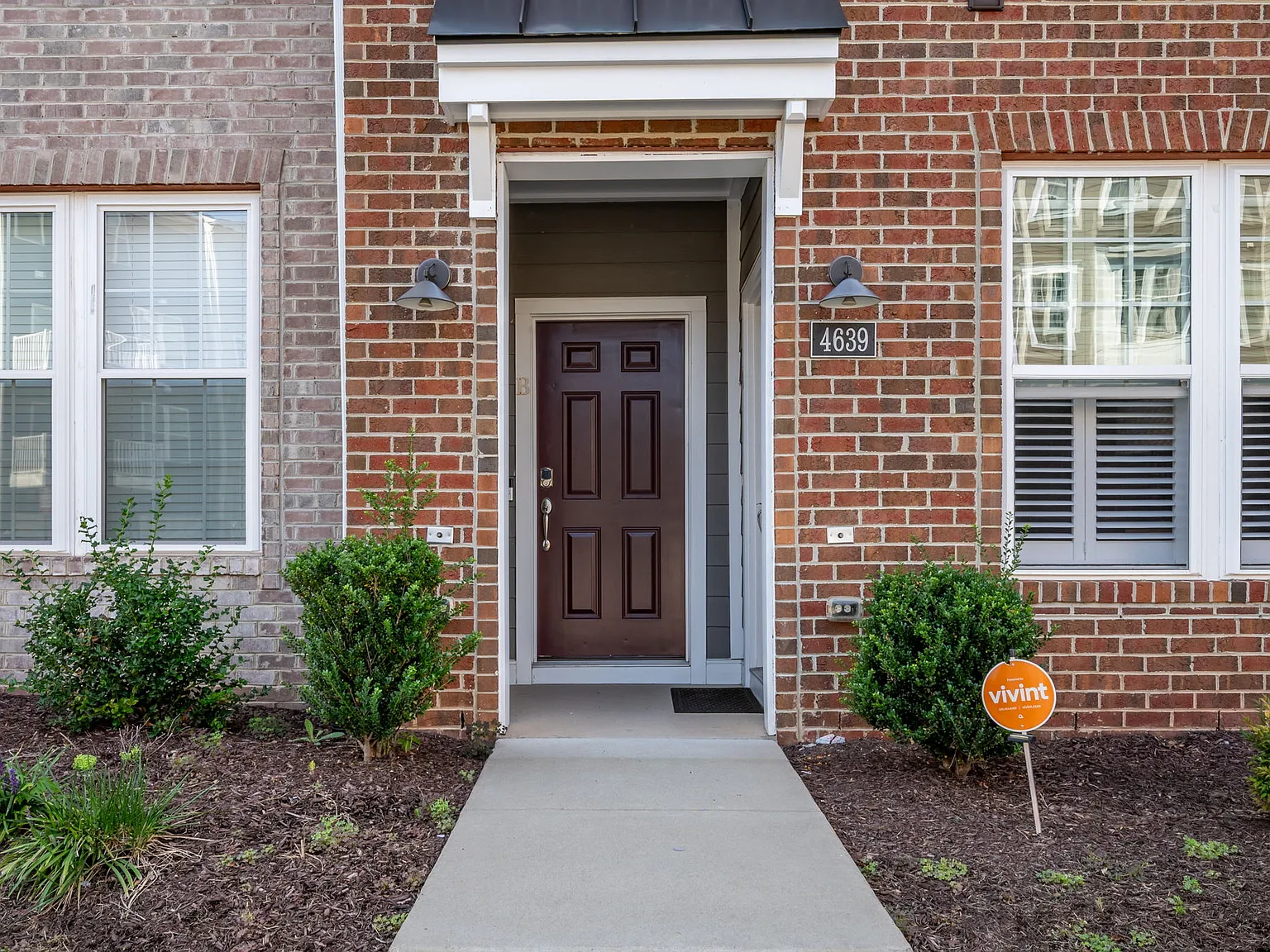 3 bed, 2.5 bath, 2452 sqft, $2,750 — Photo 2