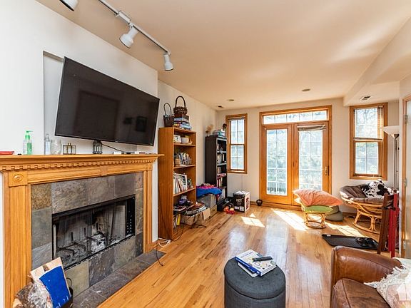 5th image of 819 N Wood St #2