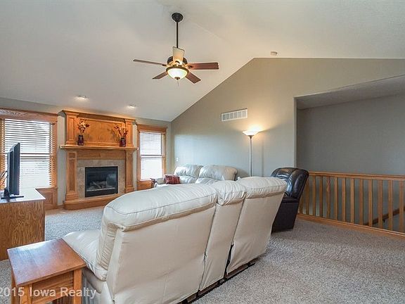 3rd image of 860 SE Deerfield Ln