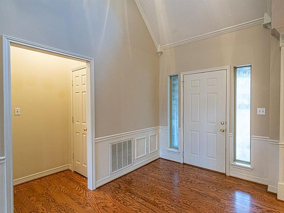 3rd image of 403 Rosebrook Cir