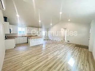 1246 Hughes St — Photo 2