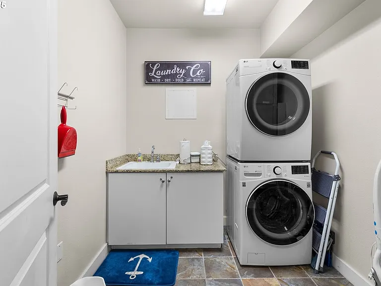 1000 N Holladay Dr #1000 — Photo 3
