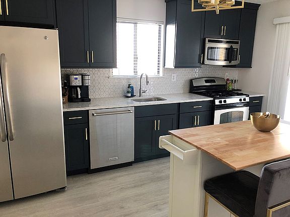 Eat-in kitchen