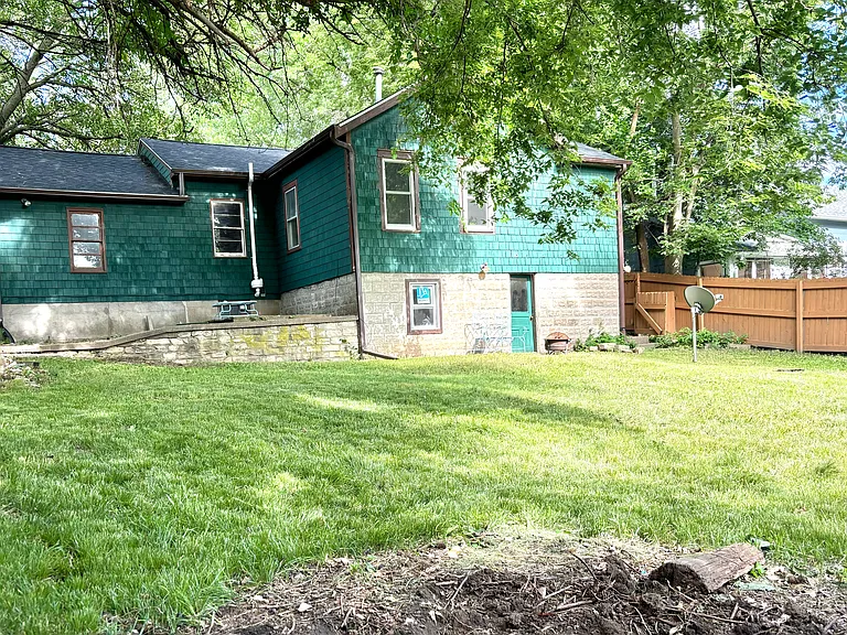 811 S Van Buren St — Photo 3